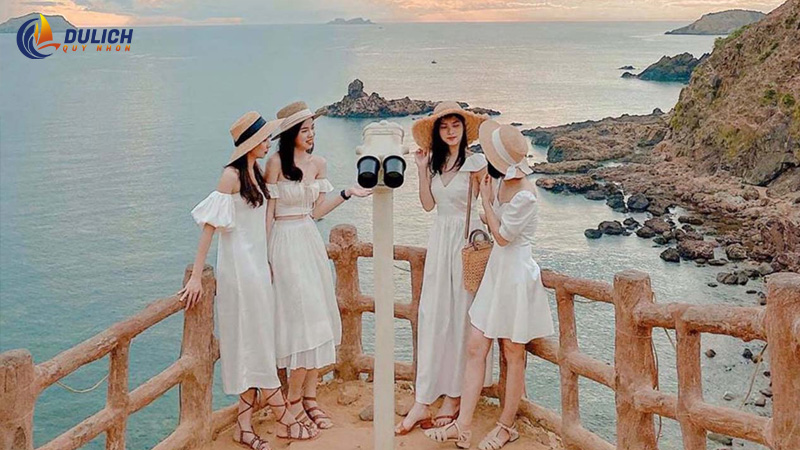 Ưu tiên chọn trang phục sáng màu, họa tiết đơn giản