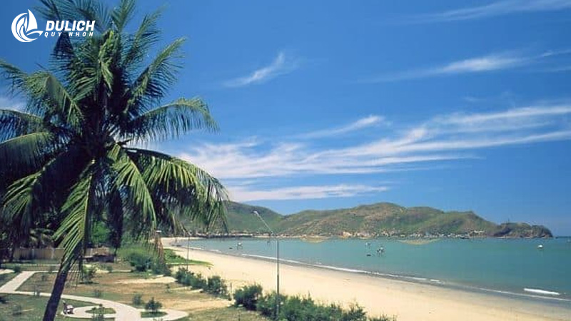 Nhờ nét đẹp thiên nhiên sẵn có, biển Quy Hòa vẫn thu hút được nhiều lượt khách du lịch ghé thăm 