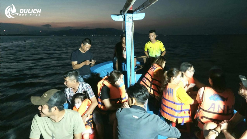 Trải nghiệm tour câu mực đêm