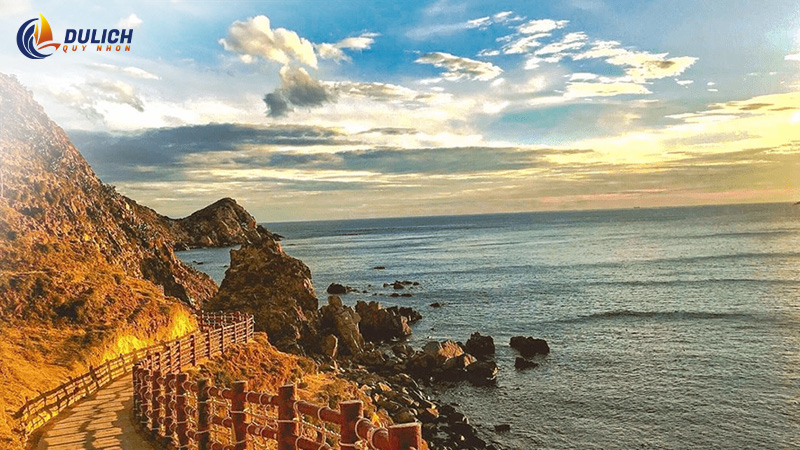 Eo Gió nổi tiếng với con đường ven núi có view biển xịn xò 