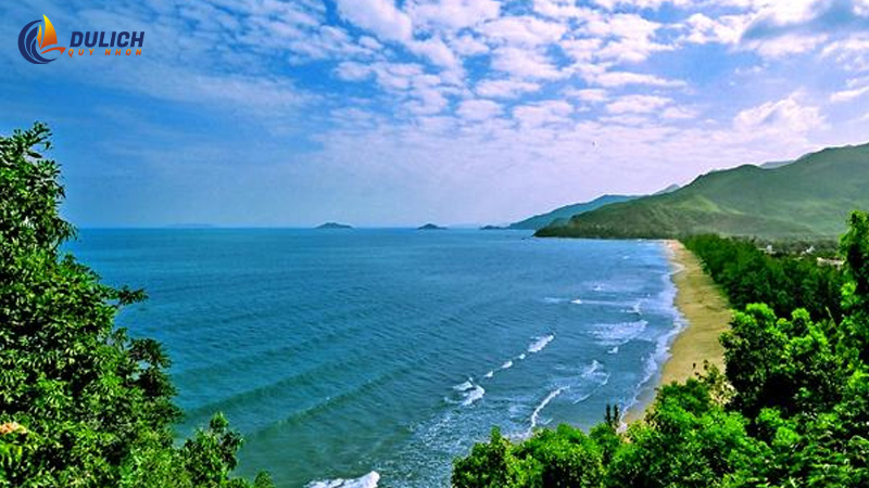 Biển Quy Hòa nổi bật với làn nước trong xanh cùng bãi cát trắng mịn 