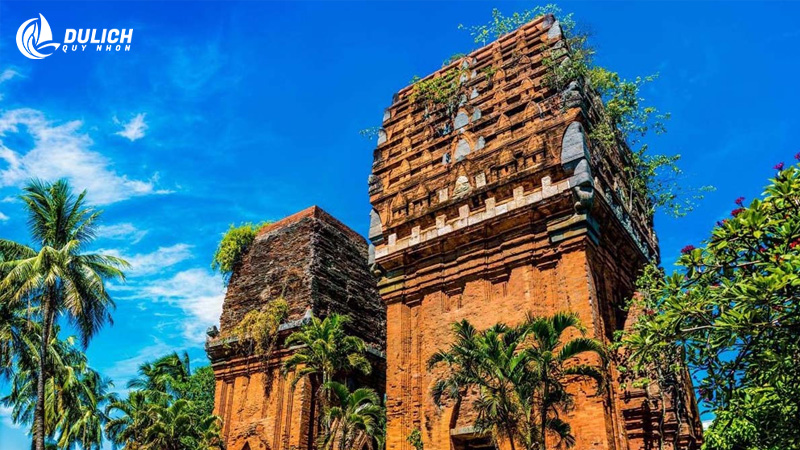Chiêm ngưỡng kiến trúc Chăm Pa cổ kính tại Tháp Đôi
