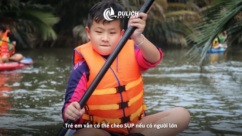 Trẻ em vẫn có thể chèo SUP nếu có người