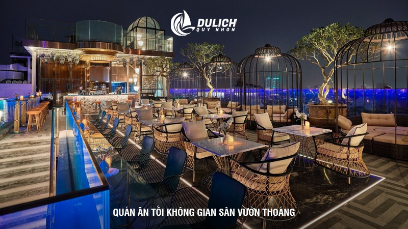 Quán ăn tối không gian sân vườn thoáng