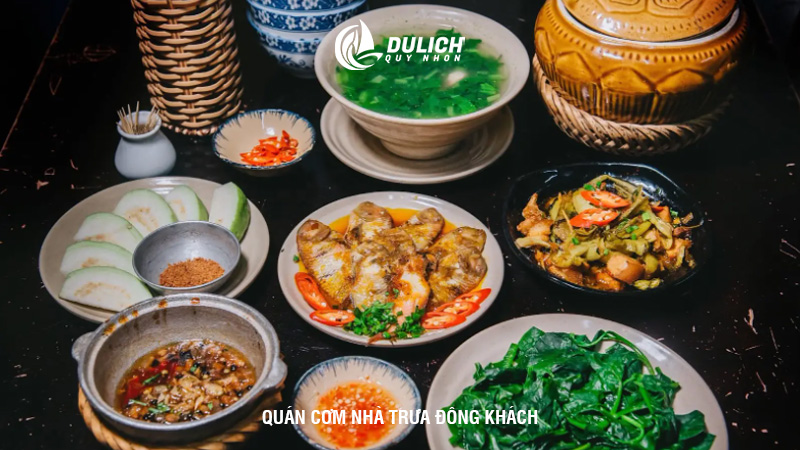 Quán cơm nhà trưa đông khách