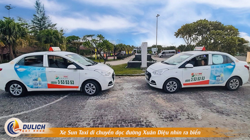 Xe Sun Taxi Quy Nhơn di chuyển dọc đường Xuân Diệu nhìn ra biển