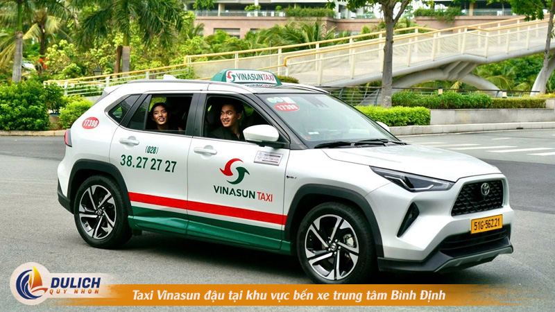 Taxi Vinasun Quy Nhơn đậu tại khu vực bến xe trung tâm Bình Định