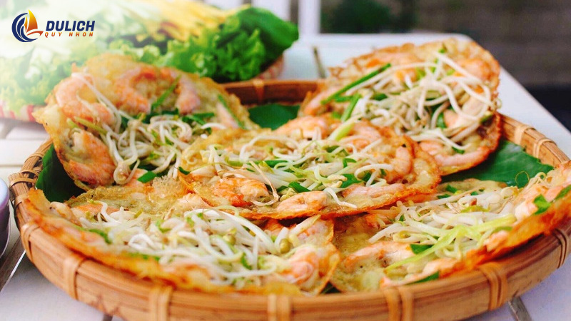 Miếng bánh xèo tôm nhảy nóng hổi, giòn tan chấm cùng nước mắm chua ngọt 