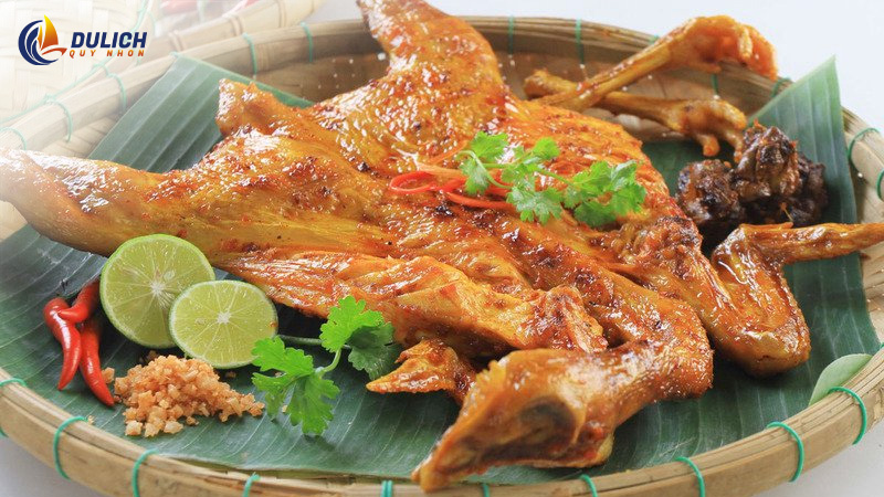Quán Gà chỉ Hữu Lai nổi tiếng với các món ăn về gà 