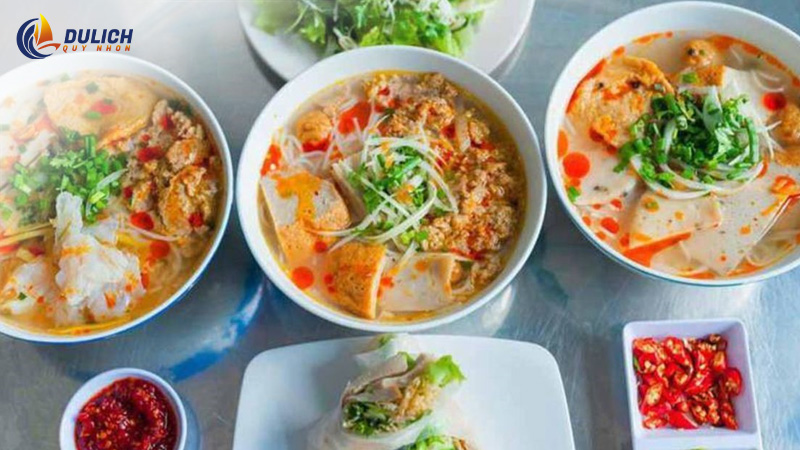 Bún cá với nước dùng trong veo, vị ngọt từ xương cá khiến bạn mê mẩn khi ăn
