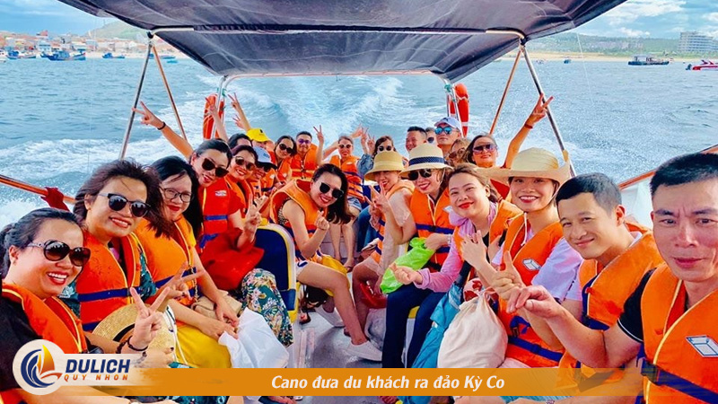 Cano đưa du khách ra đảo Kỳ Co