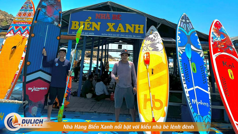 Nhà Hàng Biển Xanh nổi bật với kiểu nhà bè lênh đênh