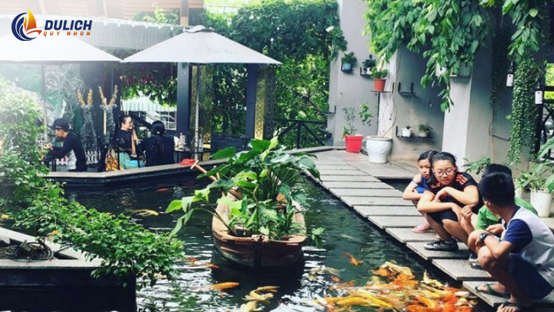 Cafe Green - Quán cafe sân vườn ở Quy Nhơn thu hút với hồ cá Koi và không gian rộng rãi, thoáng mát
