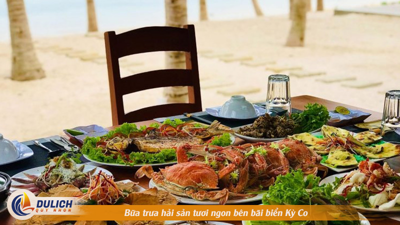 Bữa trưa hải sản tươi ngon bên bãi biển Kỳ Co