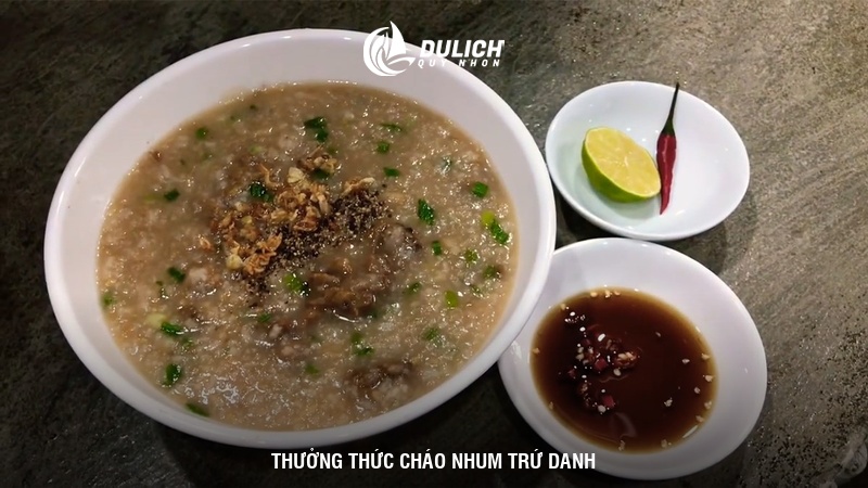 Thưởng thức cháo nhum trứ danh