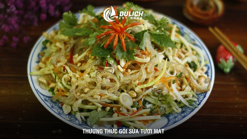 Thưởng thức gỏi sứa tươi mát