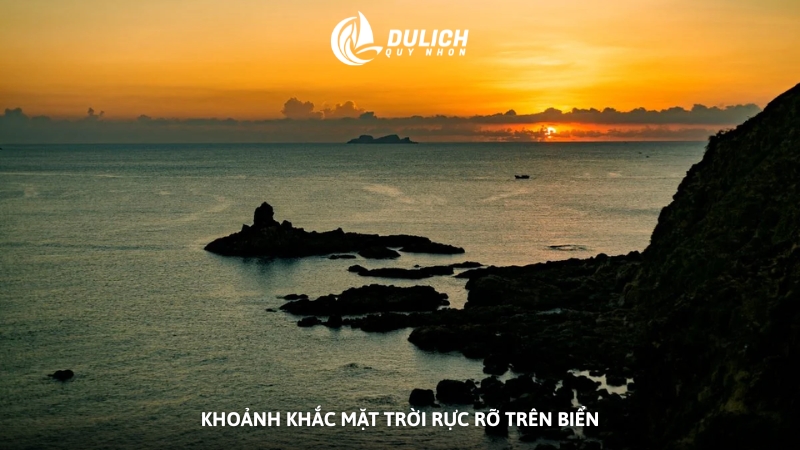 Khoảnh khắc mặt trời rực rỡ trên biển