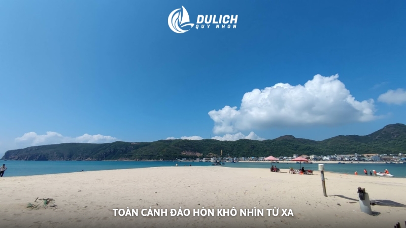 Toàn cảnh đảo Hòn Khô nhìn từ xa