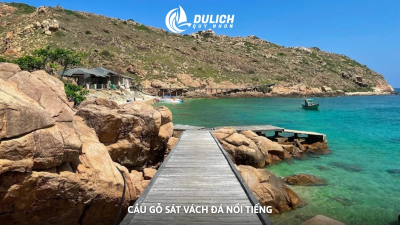 Cầu gỗ sát vách đá nổi tiếng