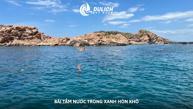 Bãi tắm nước trong xanh Hòn Khô