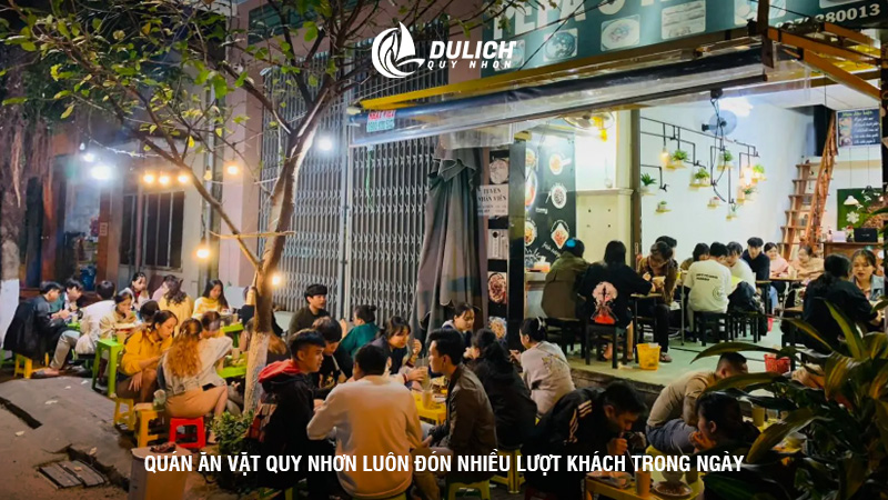 Quán ăn vặt Quy Nhơn luôn đón nhiều lượt khách trong ngày 