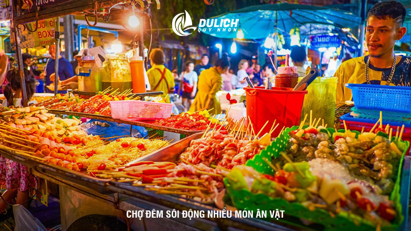 Chợ đêm sôi động nhiều món ăn vặt