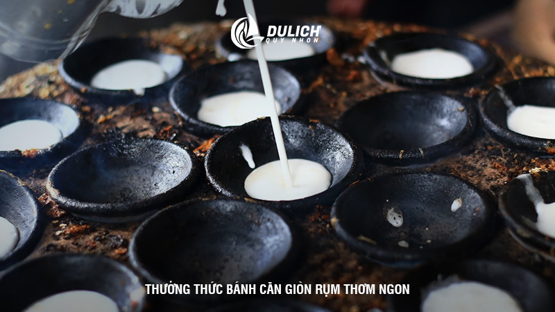 Thưởng thức bánh căn giòn rụm thơm ngon 