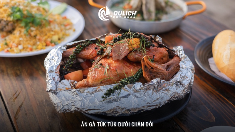 Ăn gà Túk Túk dưới chân đồi