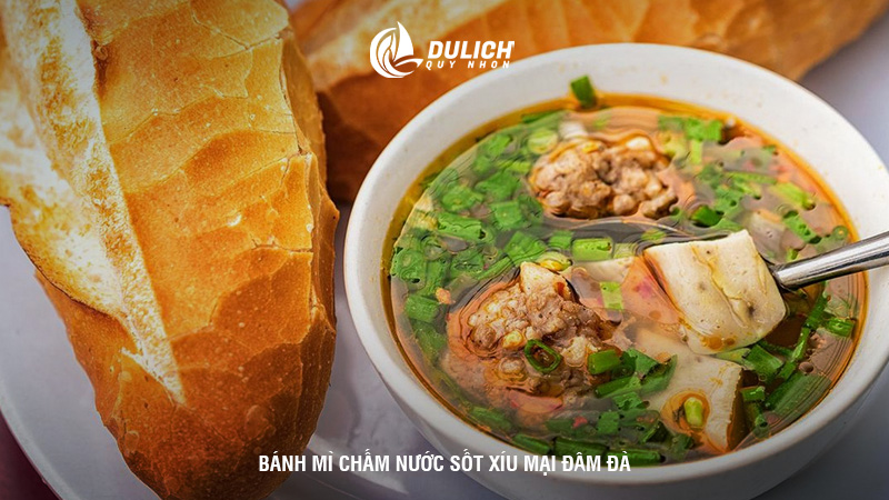Bánh mì chấm nước sốt xíu mại đậm đà