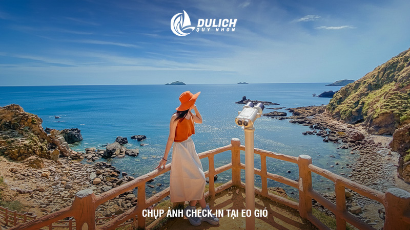 Chụp ảnh check-in tại Eo Gió 