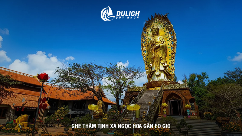 Chụp ảnh check-in tại Eo Gió 