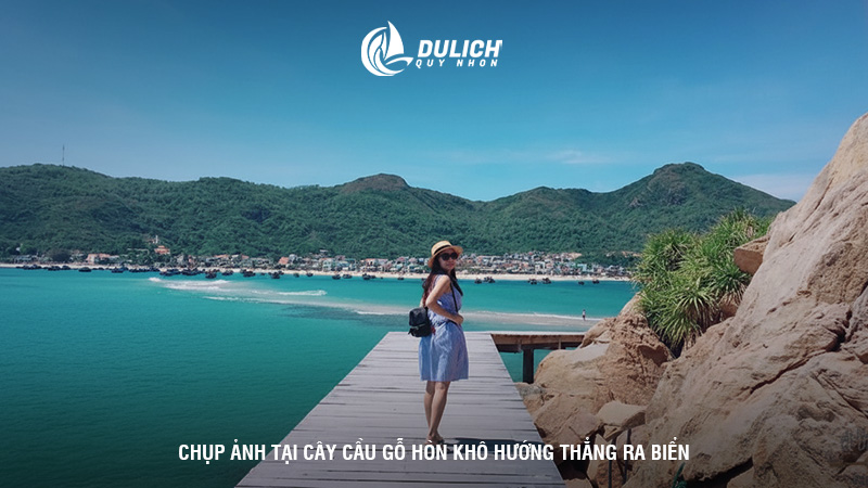 Chụp ảnh check-in tại Eo Gió 