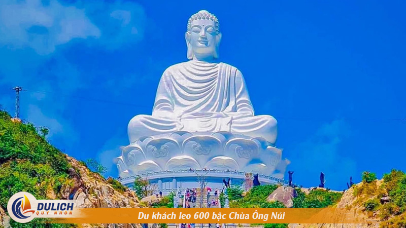 Du khách leo 600 bậc Chùa Ông Núi