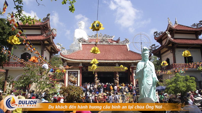 Đông đảo du khách đến hành hương cầu bình an tại lễ hội chùa Ông Núi