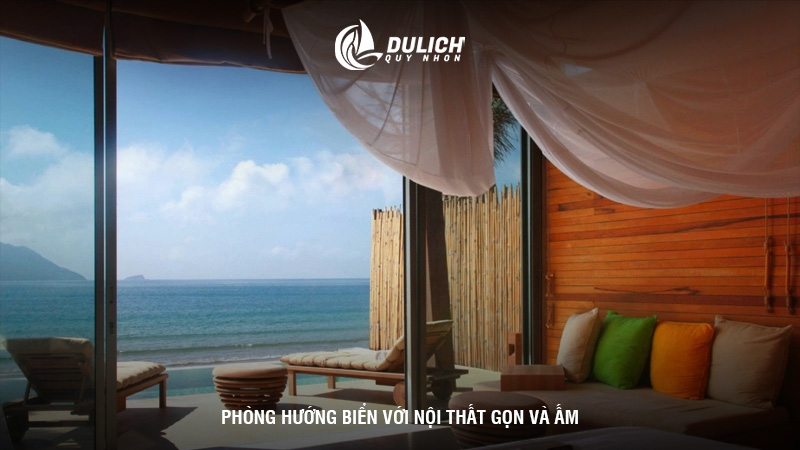 Phòng hướng biển với nội thất gọn và ấm.