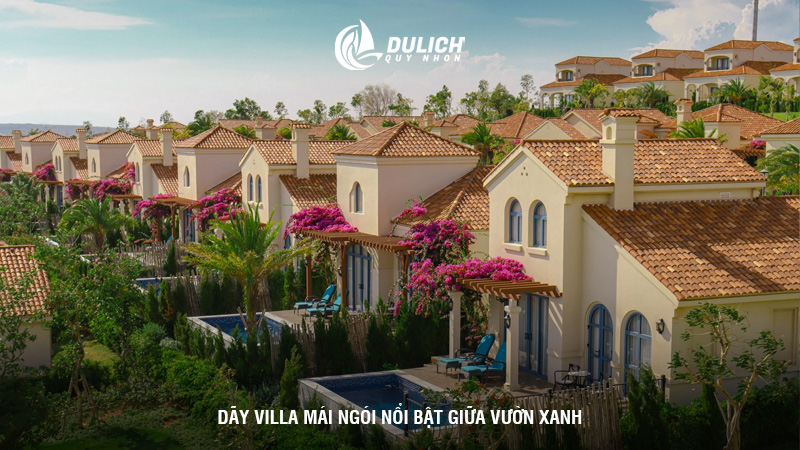 Dãy villa mái ngói nổi bật giữa vườn xanh.