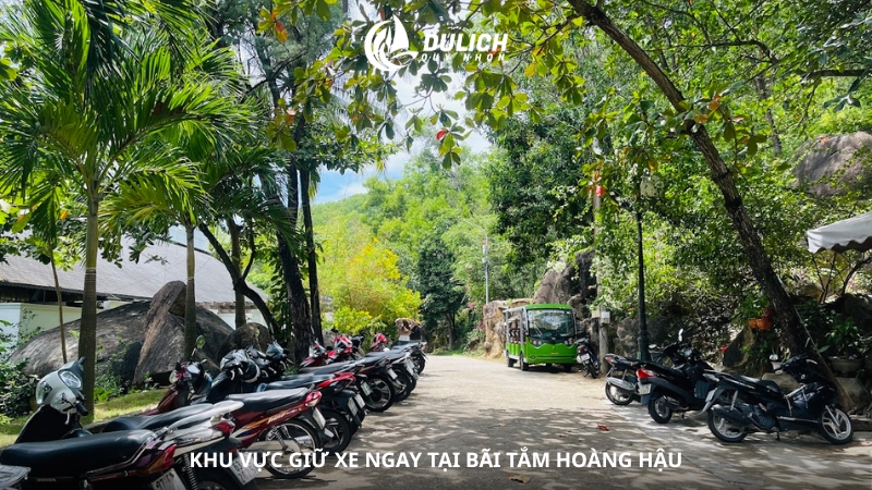 Khu vực giữ xe ngay tại bãi tắm Hoàng Hậu