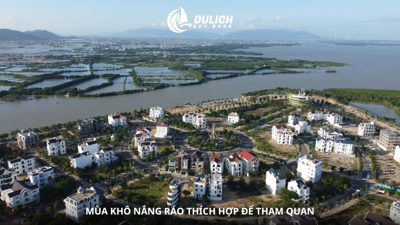 Mùa khô nắng ráo thích hợp để tham quan