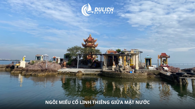 Ngôi miếu cổ linh thiêng giữa mặt nước