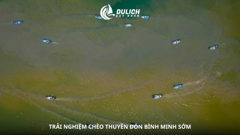 Trải nghiệm chèo thuyền đón bình minh sớm