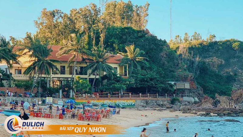 Khoảnh khắc gia đình thư giãn và vui chơi tại bãi biển Bãi Xép