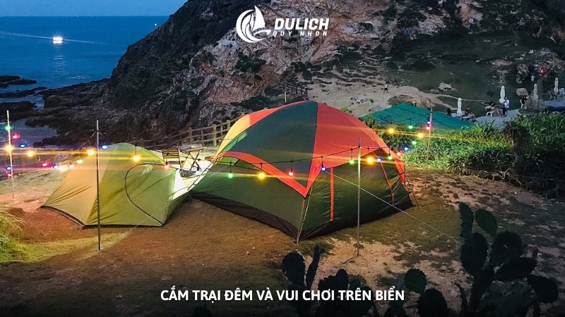 Cắm trại đêm và vui chơi trên biển