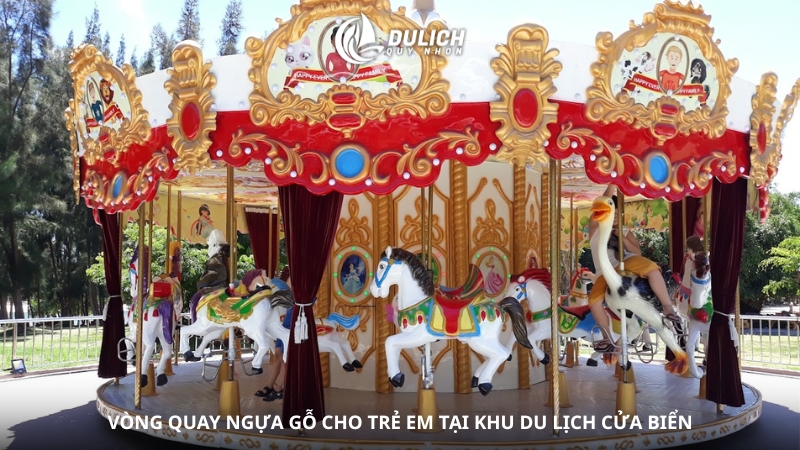 Vòng quay ngựa gỗ cho trẻ em tại khu du lịch Cửa Biển
