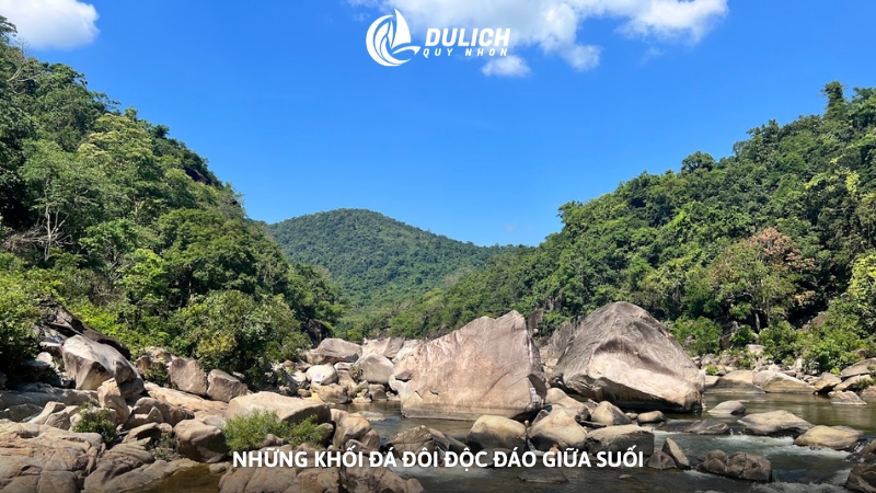 Những khối đá đôi độc đáo giữa suối