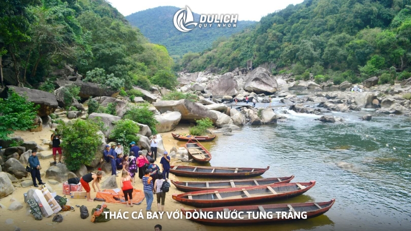 Thác Cá Bay với dòng nước tung trắng