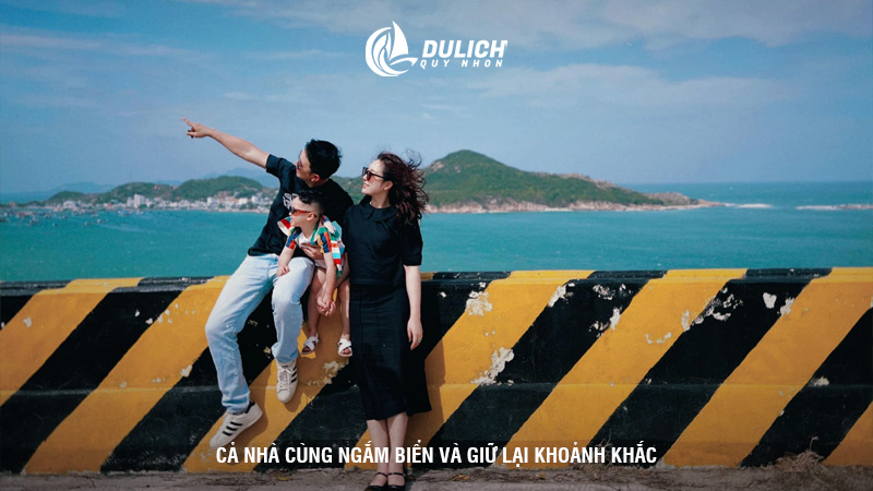 Cả nhà cùng ngắm biển và giữ lại khoảnh khắc