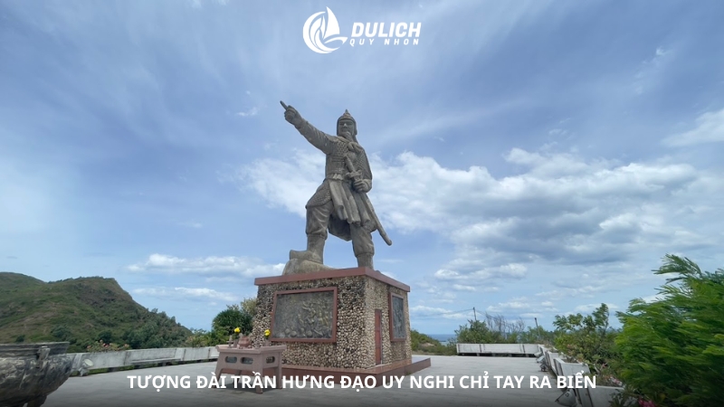 Tượng đài Trần Hưng Đạo uy nghi chỉ tay ra biển