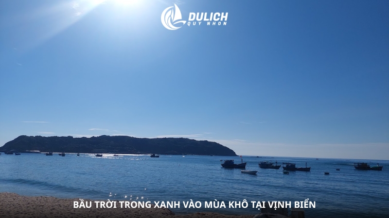 Bầu trời trong xanh vào mùa khô tại vịnh biển