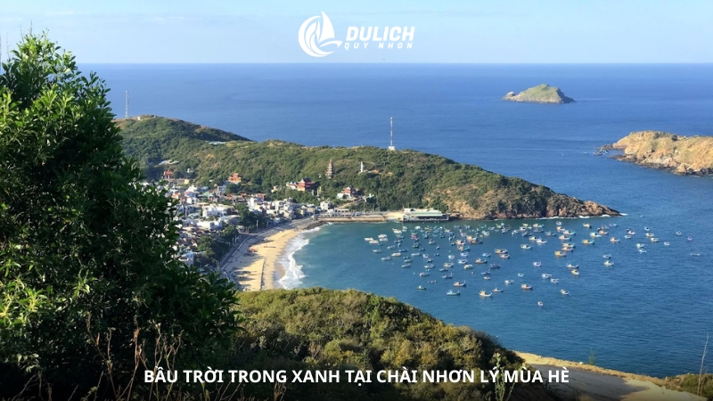 Bầu trời trong xanh tại làng chài Nhơn Lý mùa hè
