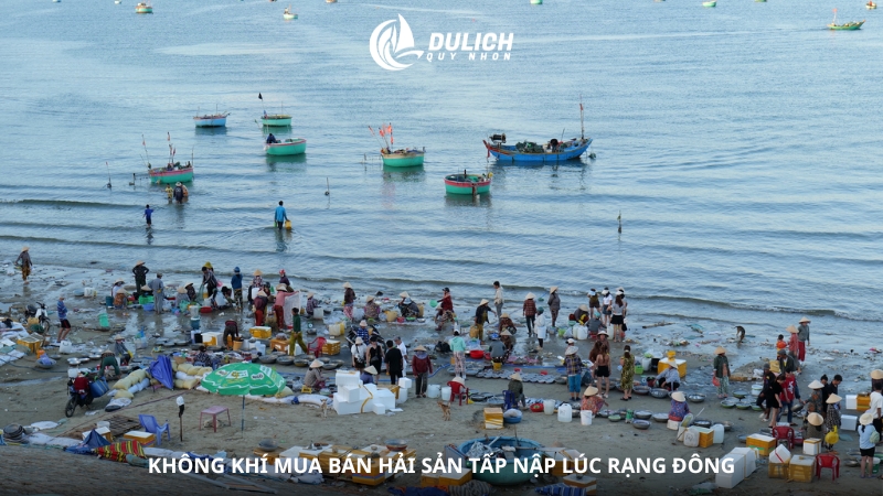 Không khí mua bán hải sản tấp nập lúc rạng đông